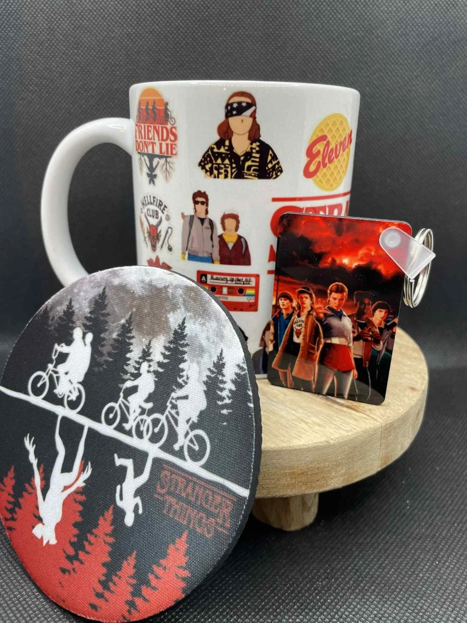 🎁 Conjunto de Caneca – Caneca + Chaveiro + Sousplat – Stranger Things 🔦🧇 – photo 2